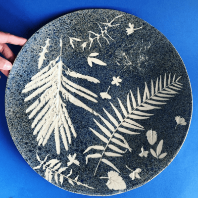 Plates with leaves